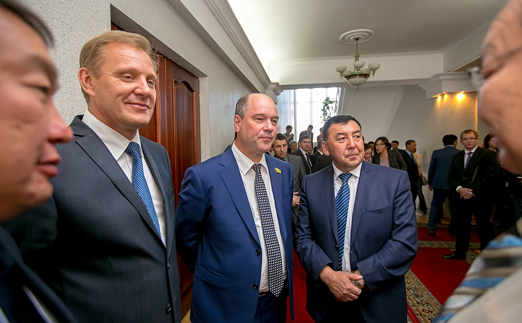 Возле заветной двери в зал для голосования, Фото с места события собственное