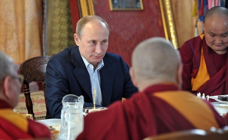 Путин поздравил буддистов России с Белым месяцем Кремлин.ру
