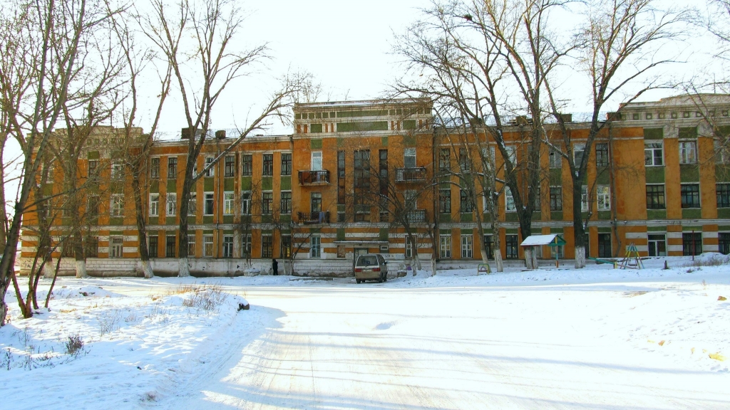 Братская могила может находиться напротив главного входа в здание по ул. Комсомольская, 39, Фото с места события собственное