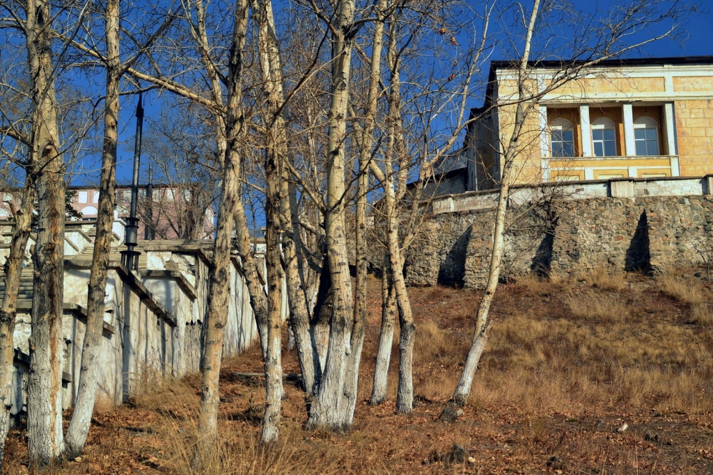 Захоронения могут быть и на склоне горы, на которой стоит ДК ЛВРЗ, Фото с места события собственное