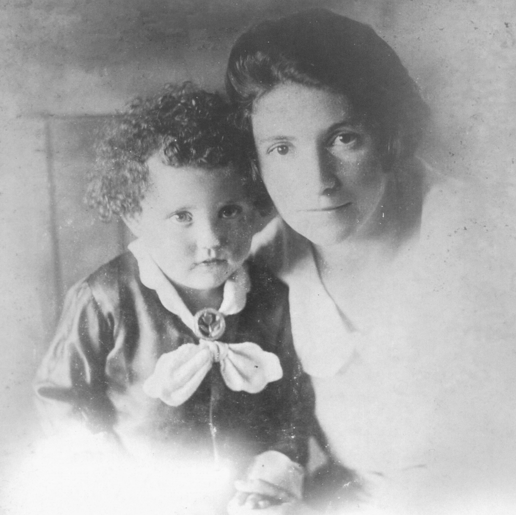 Лариса и Сара Наумовна Гроховские, Фото с места события собственное