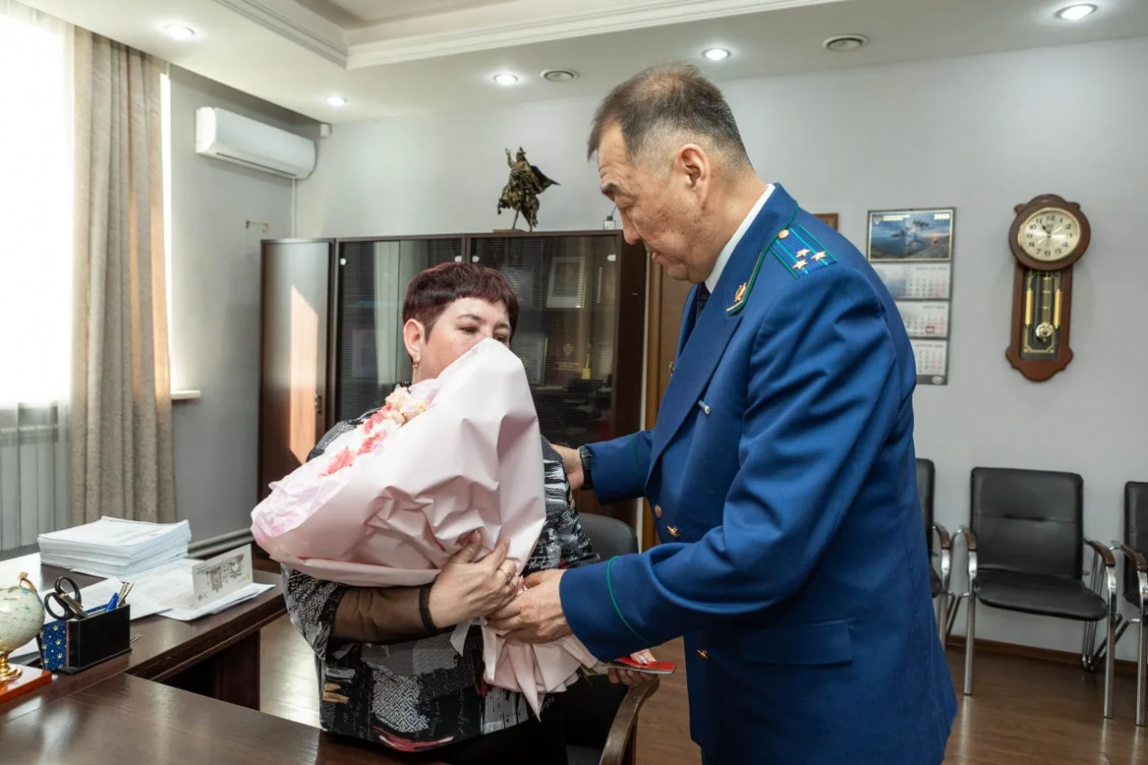 Награды погибшего участника СВО вручили вдове в Улан-Удэ прокуратура Бурятии
