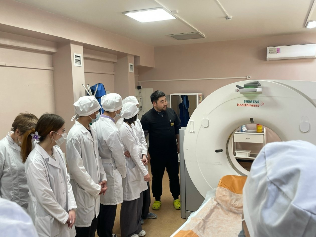 Школьники Бурятии примерили на себя профессию врача БСМП им. В.В. Ангапова