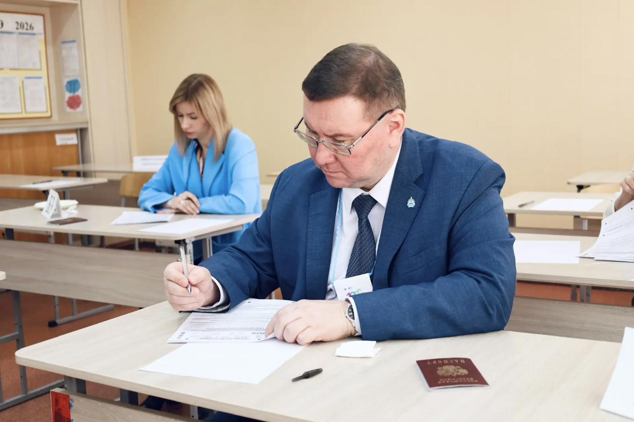 Пробный ЕГЭ по русскому языку сдавали чиновники Бурятии Минобрнауки Бурятии