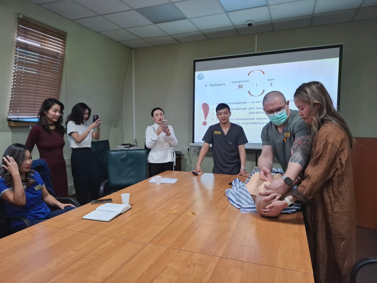 Инфлюенсеры посетили ДРКБ, чтобы узнать о работе медиков и научиться спасать жизни ДРКБ г. Улан-Удэ