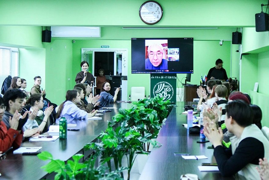 Студенты начали писать пьесы и готовить их к постановке под руководством драматурга Болота Ширибазарова ВСГИК