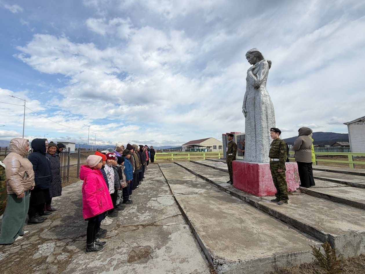 Школьники благоустроили памятник и почтили память жертв геноцида Торская СОШ