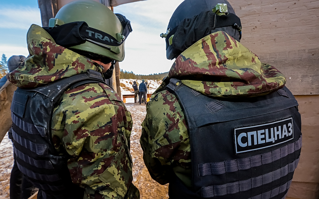 В стрельбе и прохождении препятствий соревновались бойцы спецназа "Байкал" в Бурятии