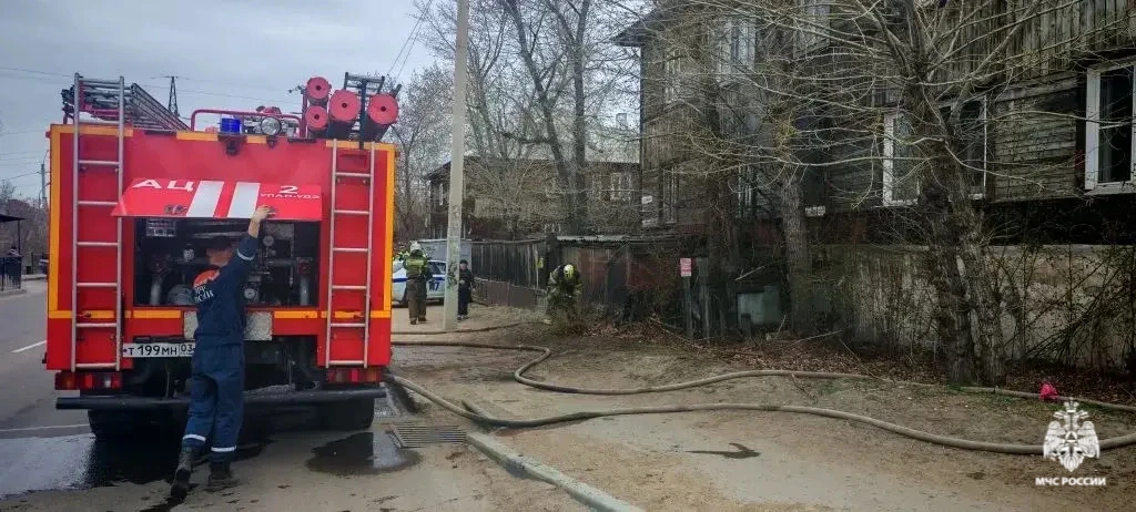 Из-за поджога жилого дома в Улан-Удэ едва не погибли жильцы МЧС по Бурятии