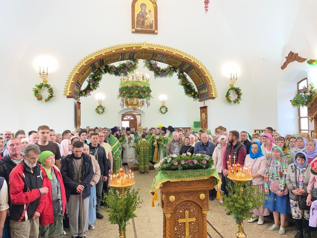 Православные верующие и жители села совместно празднуют двунадесятый праздник и местный День села Бурятская епархия