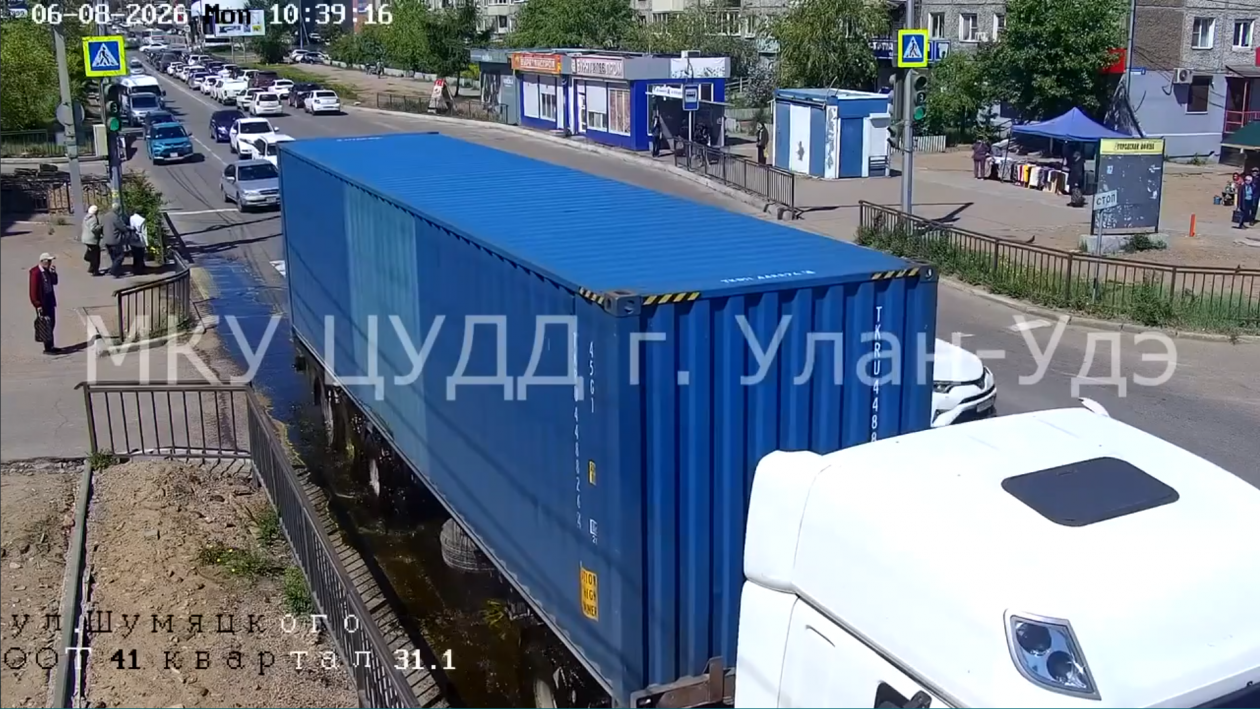 Авария с грузовиком в 42-м квартале привела к разливу масла на улице Шумяцкого Комитет по транспорту г. Улан-Удэ