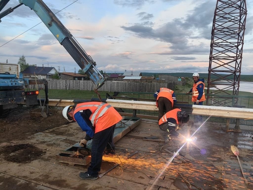 Предприятие Горнорудного дивизиона &quotРосатома&quot капитально отремонтировало мост через реку Витим АО &quotХиагда&quot