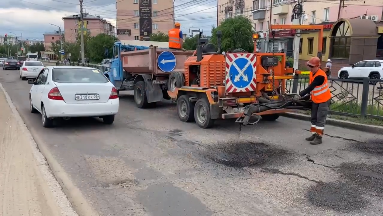 Ямочный ремонт начали на улице Бабушкина в Улан-Удэ администрация г. Улан-Удэ