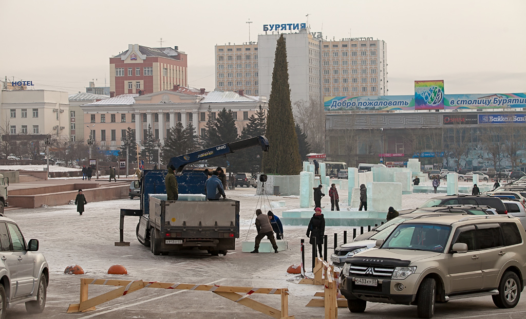 "Многострадальный" ледовый городок начали строить на главной площади Улан-Удэ, Фото с места события собственное