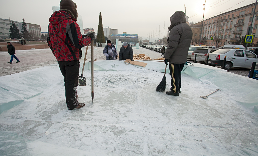 "Многострадальный" ледовый городок начали строить на главной площади Улан-Удэ, Фото с места события собственное