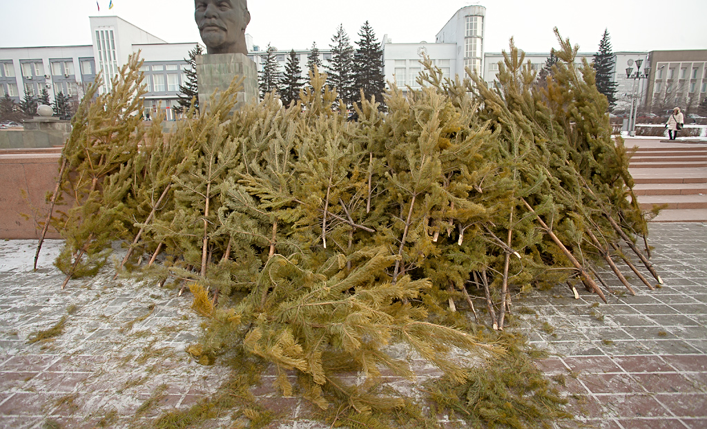 "Многострадальный" ледовый городок начали строить на главной площади Улан-Удэ, Фото с места события собственное