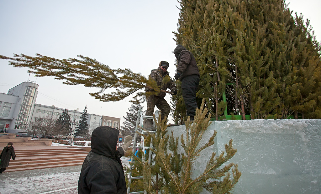 Многострадальный ледовый городок начали строить на главной площади Улан-Удэ, Фото с места события собственное