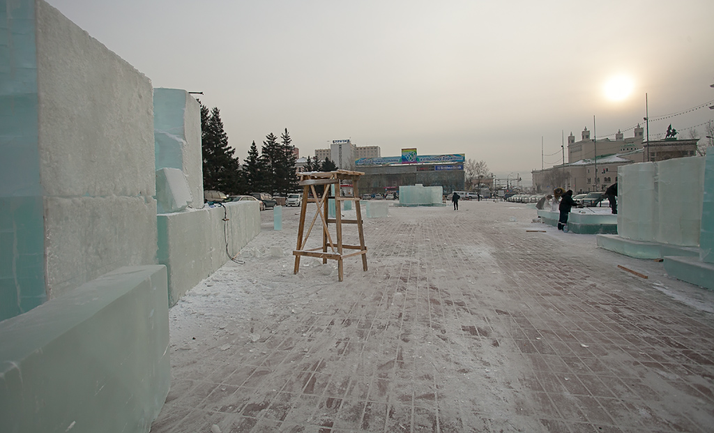 "Многострадальный" ледовый городок начали строить на главной площади Улан-Удэ, Фото с места события собственное
