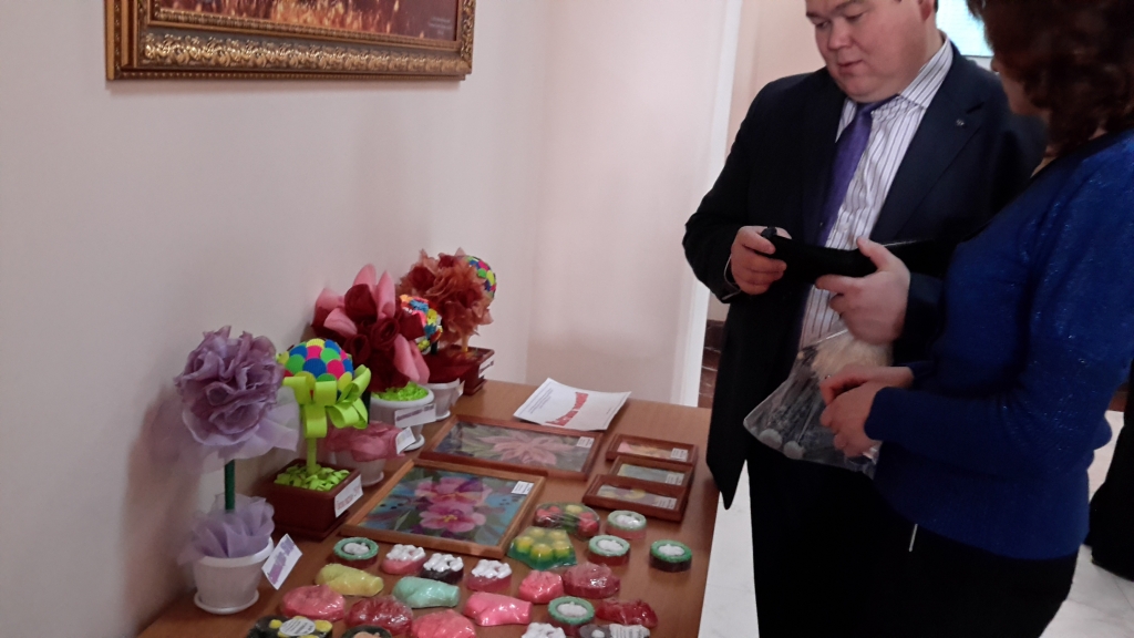 На 20 тысяч рублей купили чиновники и депутаты Бурятии изделия, изготовленные инвалидами, Фото с места события из других источников