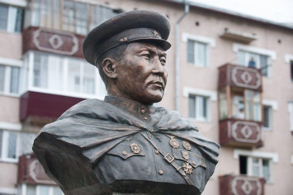 Памятник В. Борсоеву