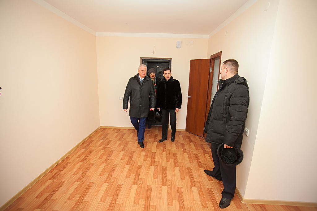 Сиротам вручили ключи от квартир в новом доме в Иволгинском районе Улан-Удэ, Фото с места события собственное