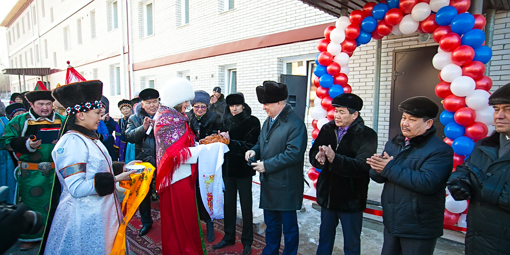 Сиротам вручили ключи от квартир в новом доме в Иволгинском районе Улан-Удэ, Фото с места события собственное