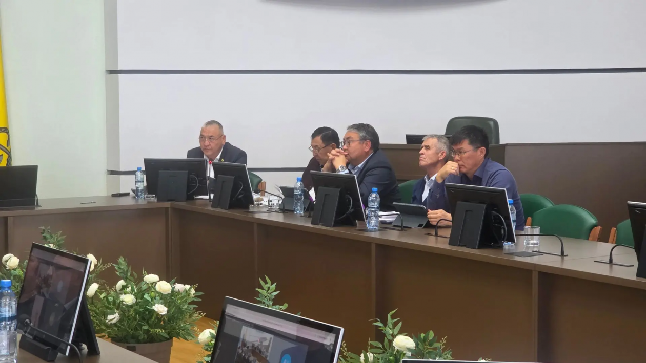 Председатель Горсовета Чимит Бальжинимаев поручил провести следующее заседание комитета с участием всех ресурсоснабжающих организаций — к ним у горожан накопилось много вопросов.