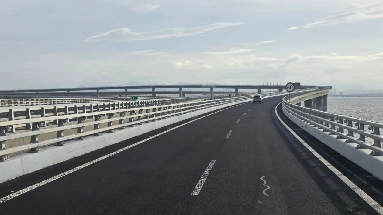 Развязка на мосту посреди залив