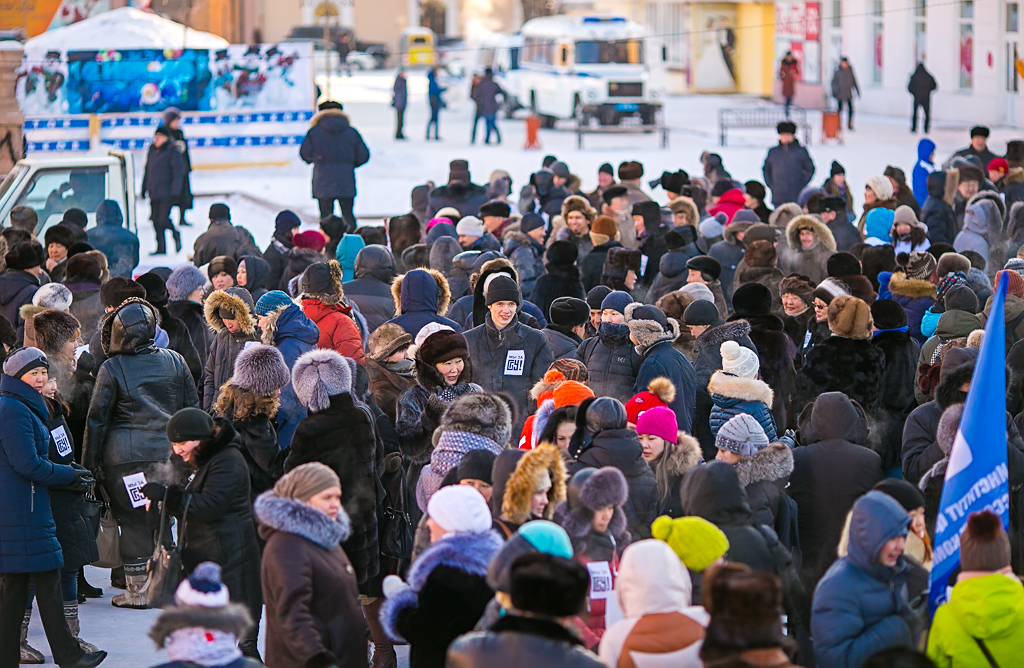 По данным организаторов митинга, на площади Революции собралось 1,5 тысячи человек, Фото с места события собственное