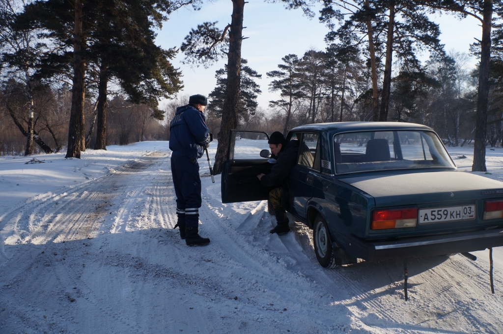 Автомобилисты рискуют провалиться под лед, когда ездят по реке Уда в Улан-Удэ - МЧС, Фото с места события собственное
