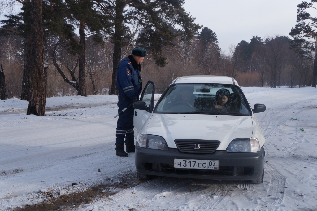 Автомобилисты рискуют провалиться под лед, когда ездят по реке Уда в Улан-Удэ - МЧС, Фото с места события собственное
