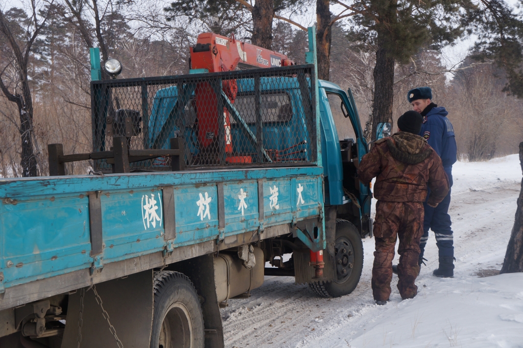 Автомобилисты рискуют провалиться под лед, когда ездят по реке Уда в Улан-Удэ - МЧС, Фото с места события собственное