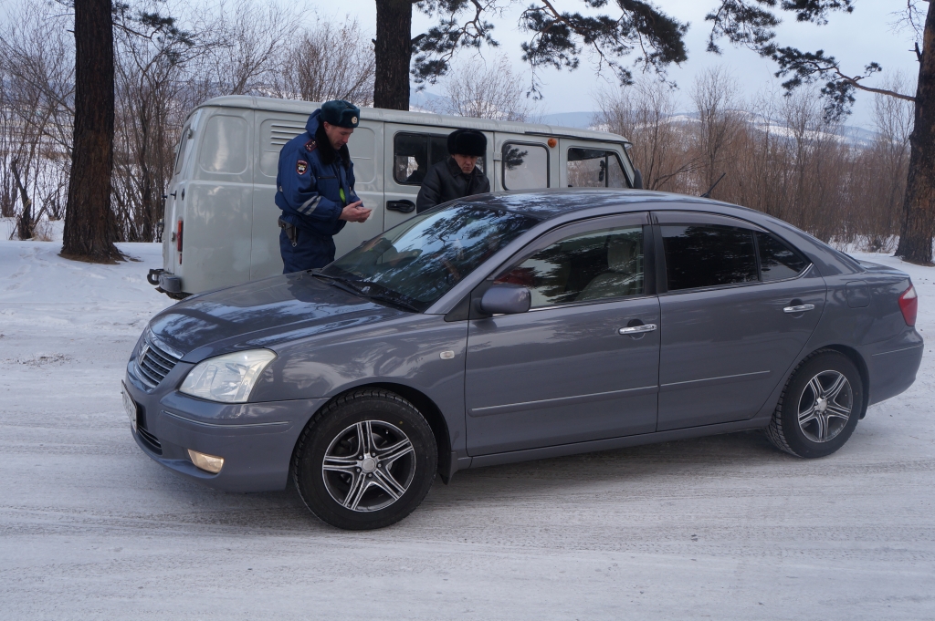 Автомобилисты рискуют провалиться под лед, когда ездят по реке Уда в Улан-Удэ - МЧС, Фото с места события собственное