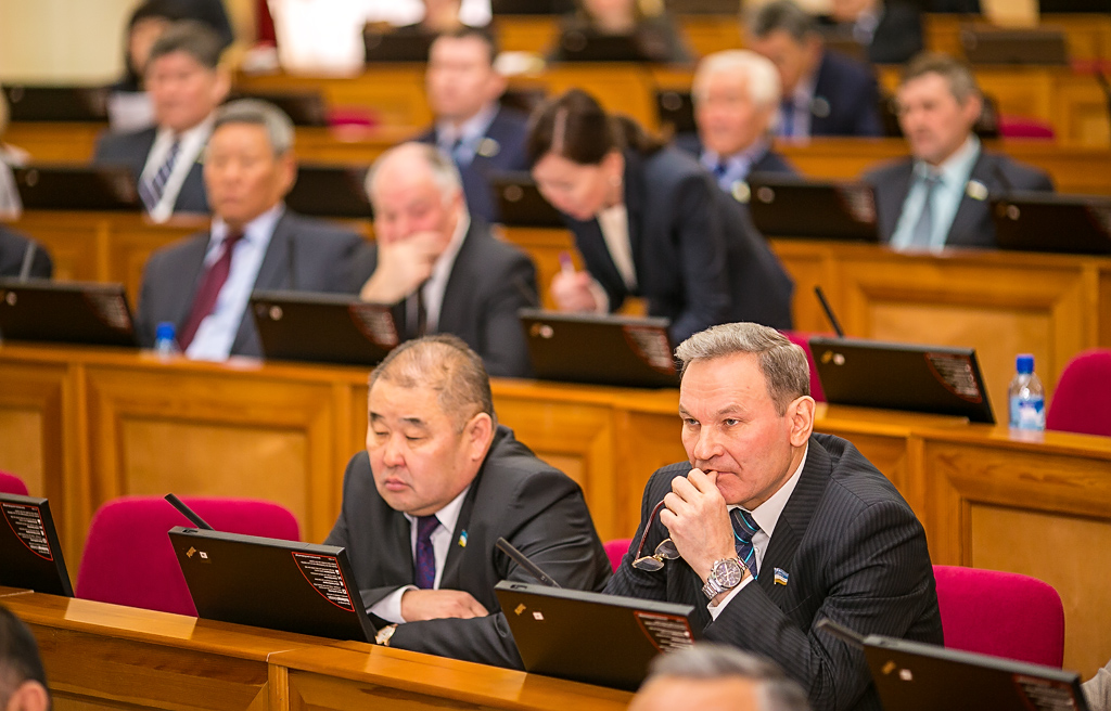 Депутаты Народного Хурала на внеочередной сессии, Фото с места события собственное