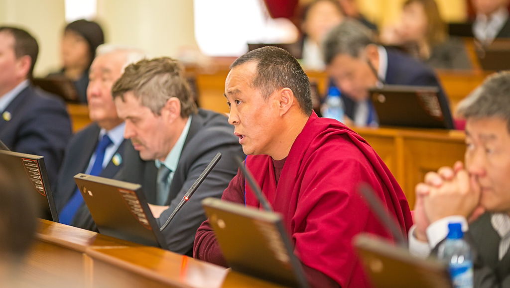 Депутаты Народного Хурала на внеочередной сессии, Фото с места события собственное