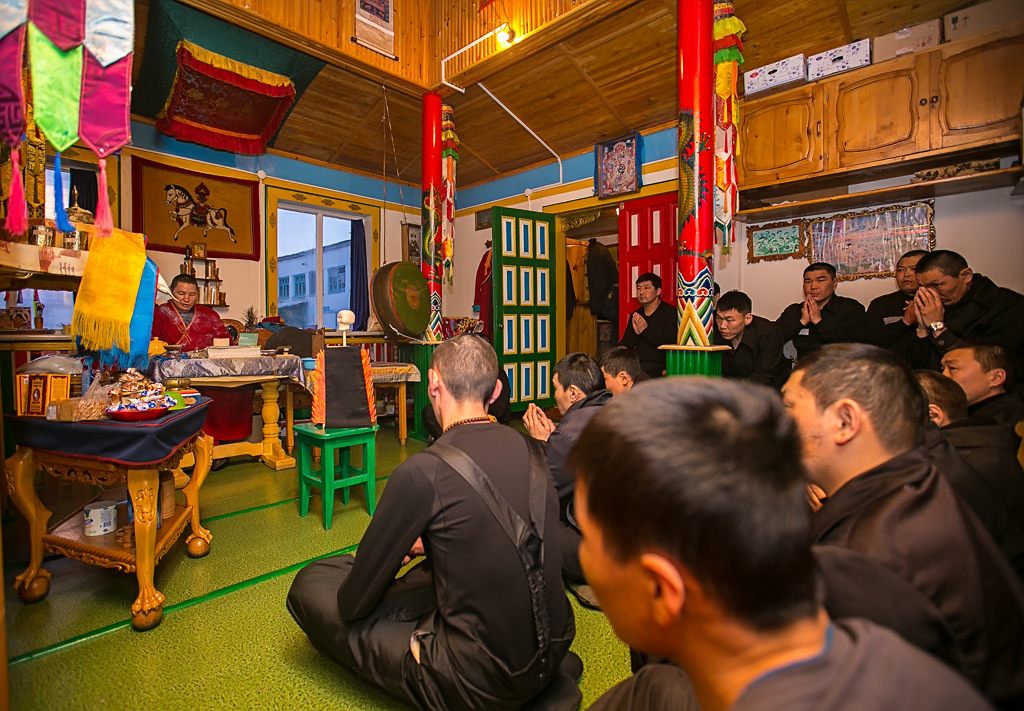 Лама Содном проводит молебен для заключенных в дугане, Фото с места события собственное