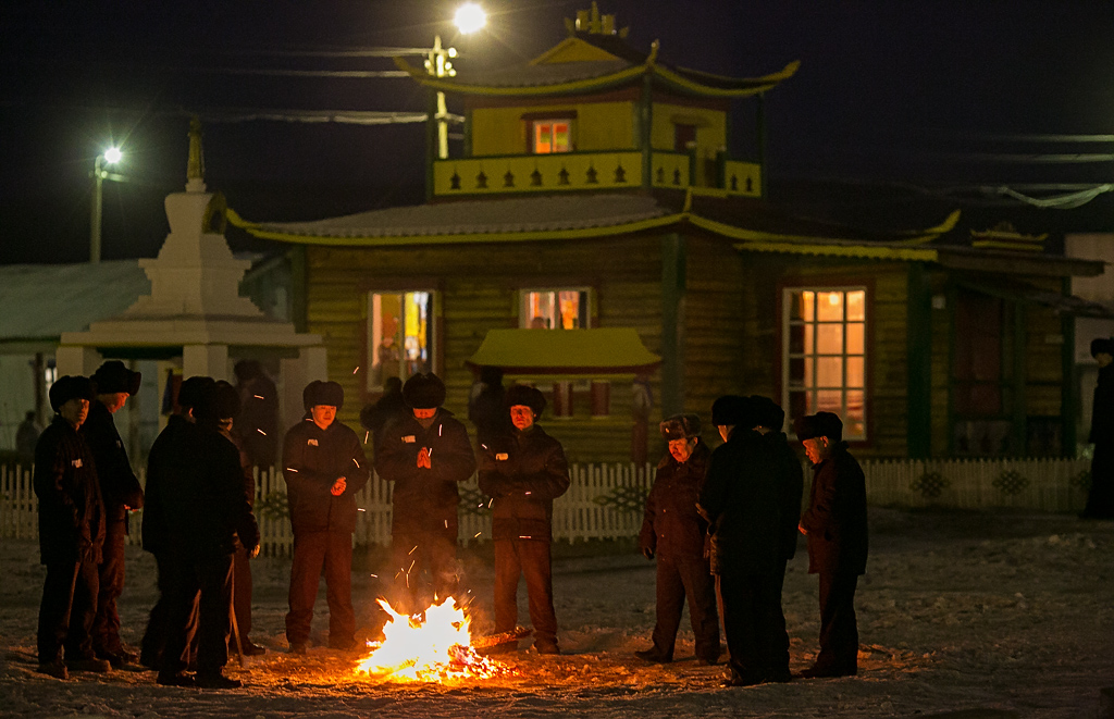Заключенные греются у костра, в котором несколько минут назад "сожгли свои грехи", Фото с места события собственное