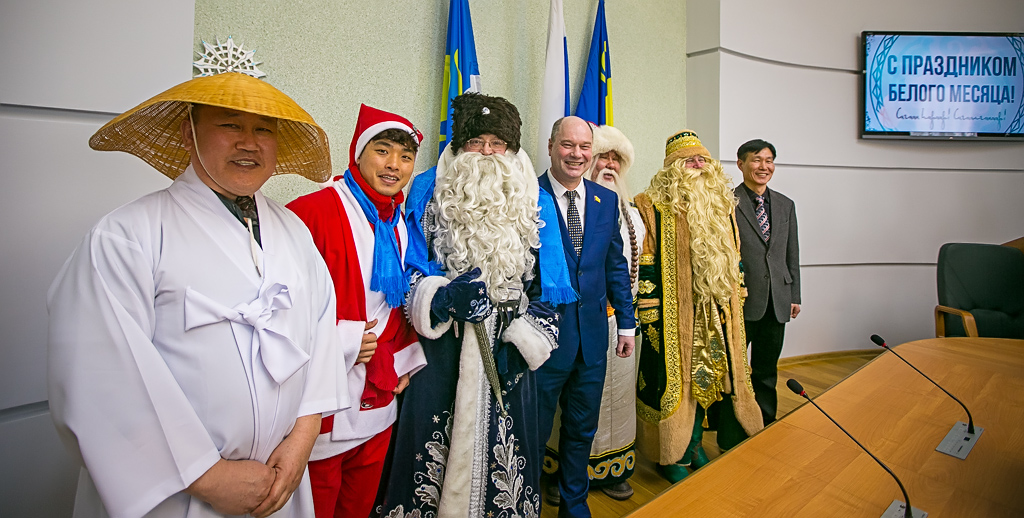 Всемирно известные Деды Морозы дали старт празднованию Сагаалгана - 2015 в Бурятии, Фото с места события собственное