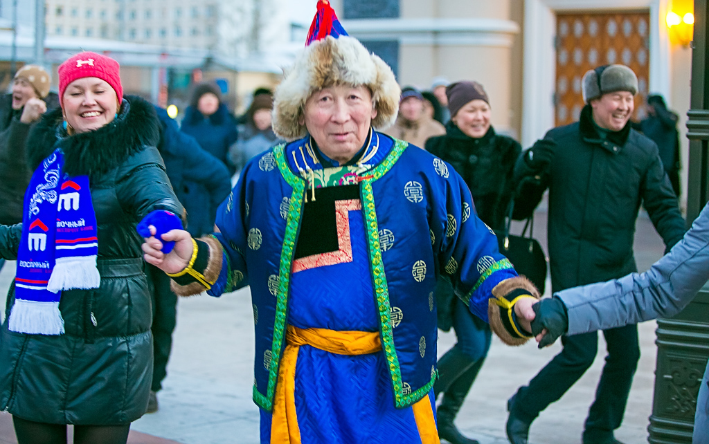 "Глобальный ёхор" собрал сотни человек на площади в Улан-Удэ, Фото с места события собственное