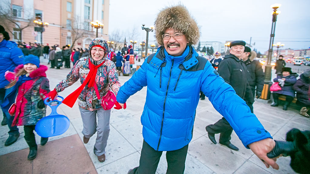 "Глобальный ёхор" собрал сотни человек на площади в Улан-Удэ, Фото с места события собственное