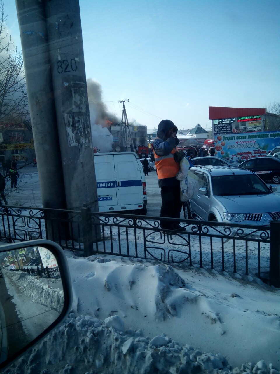 Пожар полыхает на СТО на проспекте Автомобилистов в Улан-Удэ, Фото с места события собственное