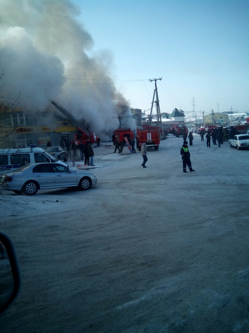 Пожар полыхает на СТО на проспекте Автомобилистов в Улан-Удэ, Фото с места события собственное
