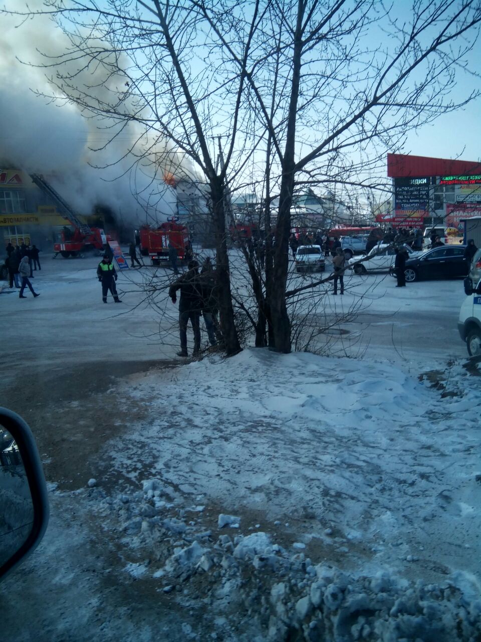 Пожар полыхает на СТО на проспекте Автомобилистов в Улан-Удэ, Фото с места события собственное