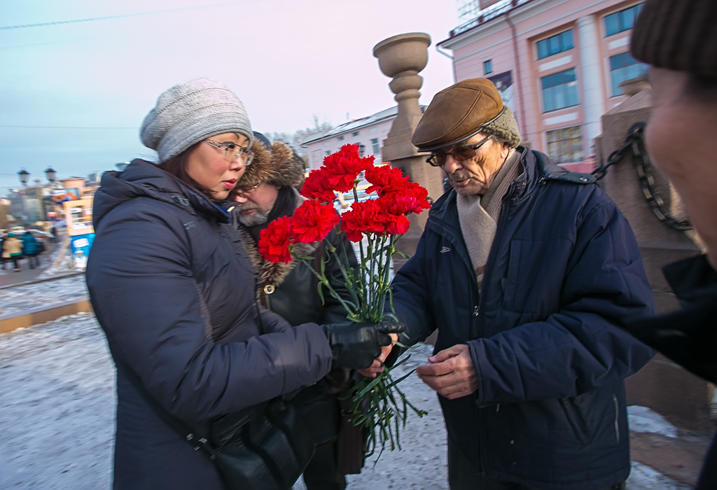 Память Бориса Немцова почтили минутой молчания на площади Революции в Улан-Удэ , Фото с места события собственное