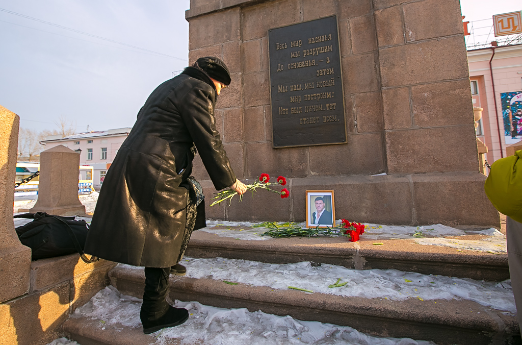 Память Бориса Немцова почтили минутой молчания на площади Революции в Улан-Удэ , Фото с места события собственное