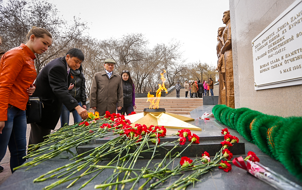 Молодежь Улан-Удэ провела экологическую акцию "Сберечь для потомков" на Мемориале Победы, Фото с места события собственное