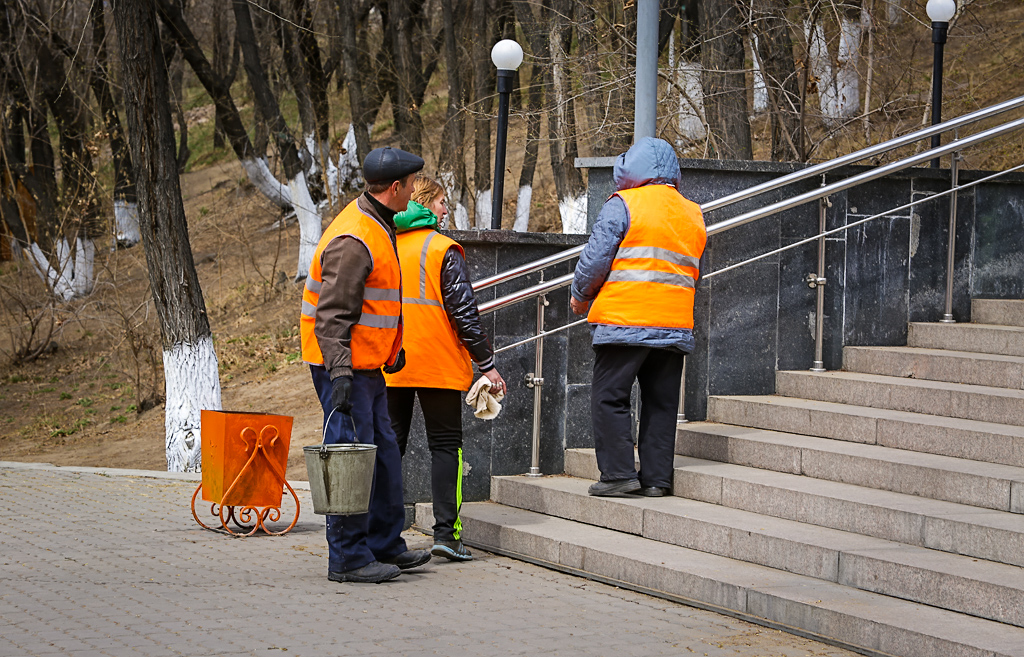 Молодежь Улан-Удэ провела экологическую акцию "Сберечь для потомков" на Мемориале Победы, Фото с места события собственное