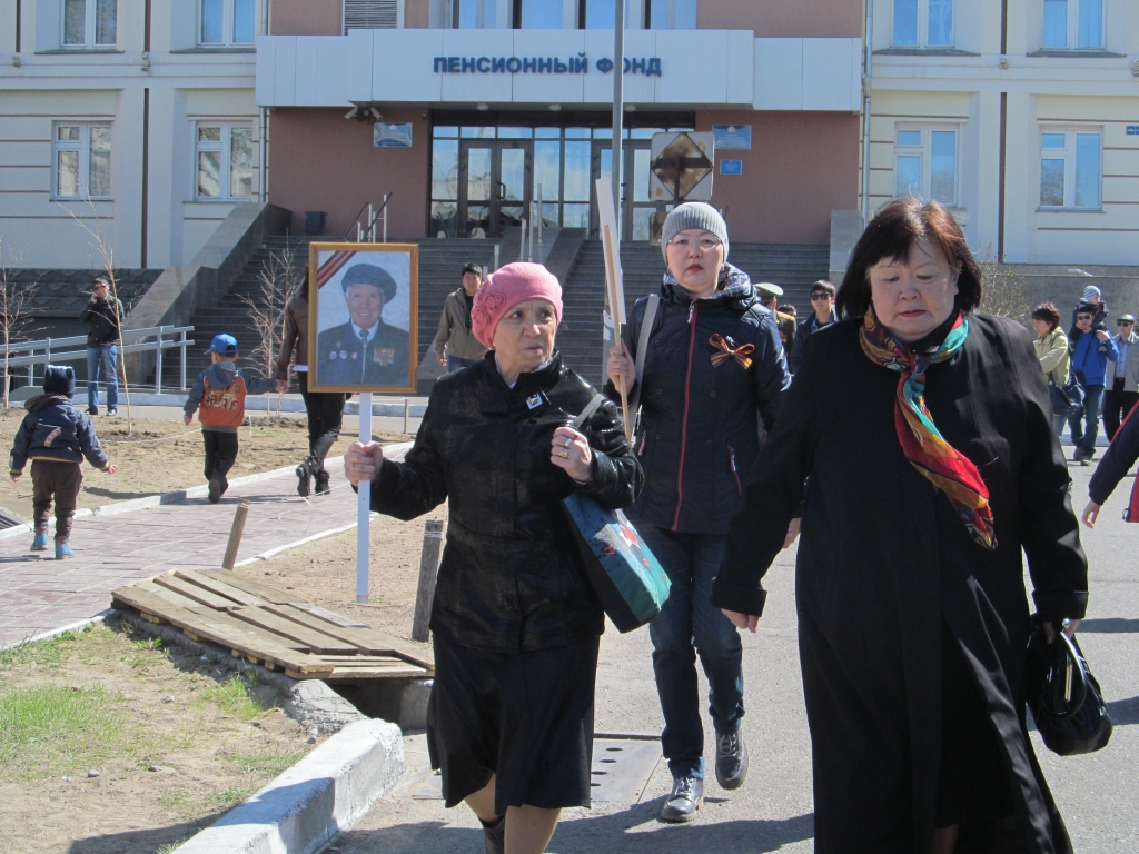 Жители Улан-Удэ празднуют День Победы в Великой Отечественной войне, Фото с места события собственное