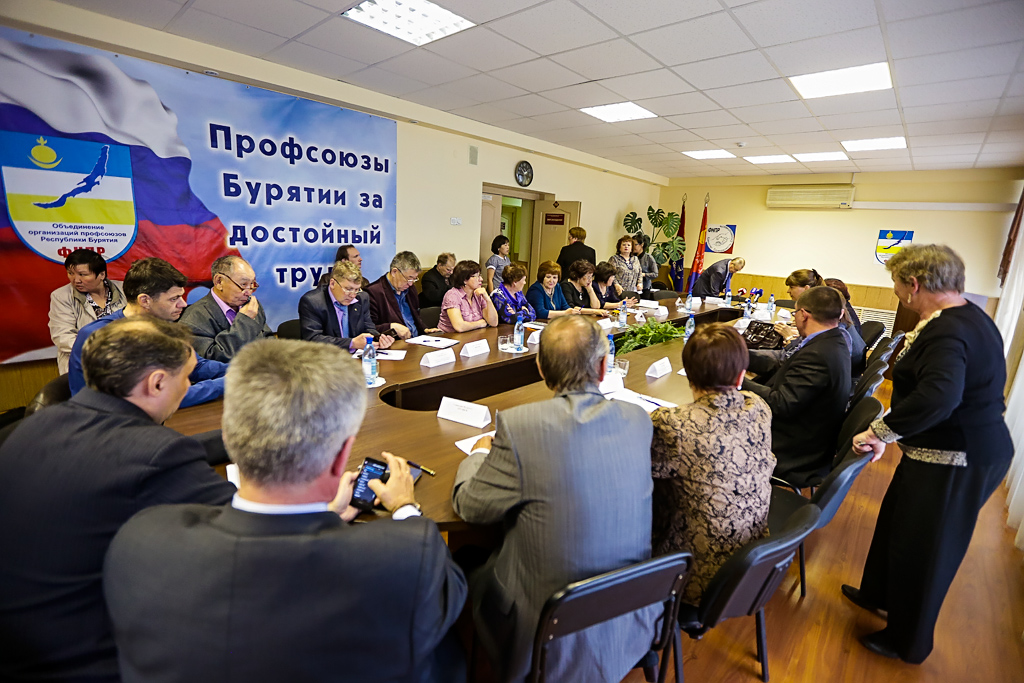 Кризисные явления, сокращения и зарплату "в конвертах" обсудил глава Бурятии с профсоюзами, Фото с места события собственное
