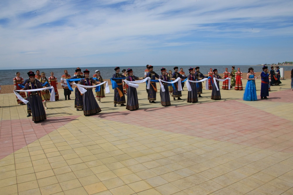 Высоких гостей Совбеза РФ встретили в Бурятии хадаками, хлебом-солью и медведями